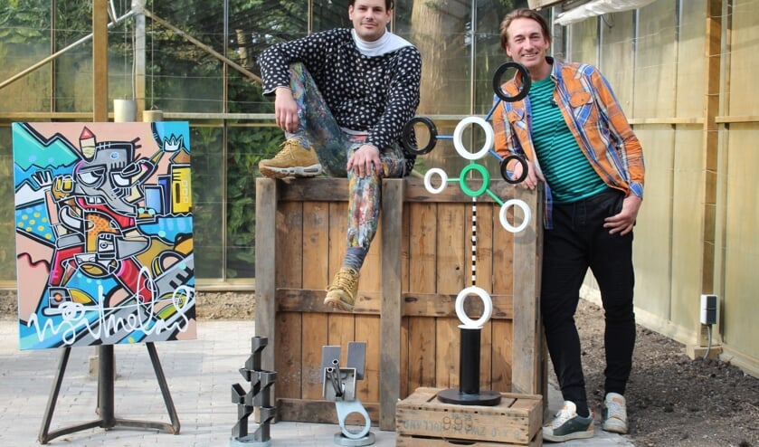 Roy Valentijn (l) en Martijn Schoemaker (D'Arti) laten hun kunstwerken zien in de kas aan de Beatrixstraat in Zwaag.