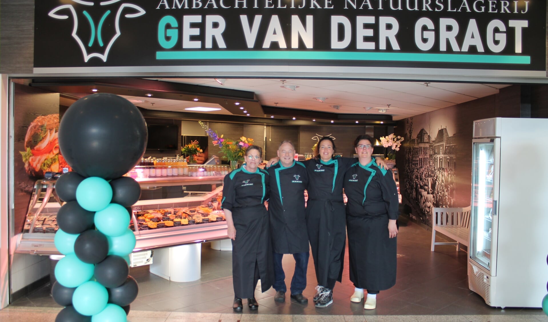 Ger van der Gragt met 'zijn' dames in de slagerij in winkelcentrum Overwhere.