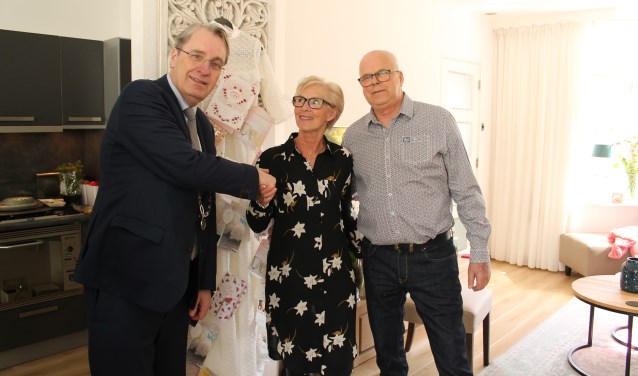 De burgemeester feliciteert echtpaar Kuperus.