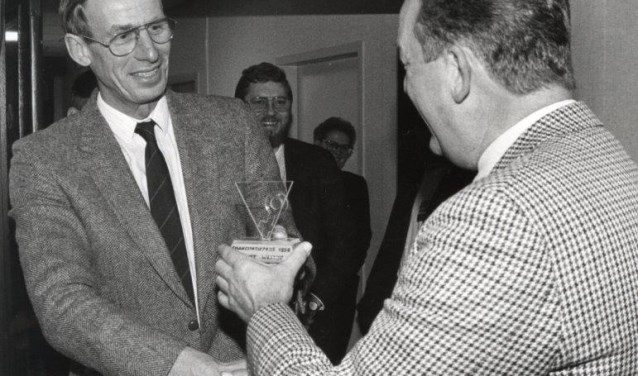 Harry Brinkman ontving van wethouder Bob Siemons in 1990 de Emancipatieprijs.