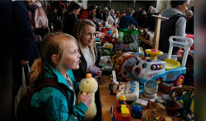 Het was ontzettend gezellig tijdens de rommelmarkt in de kerk.