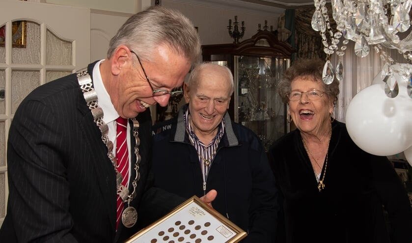 De burgemeester was wat blij met het 'schilderij' van centen vanaf 1948.