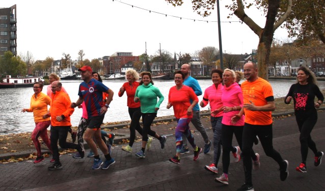 Deelnemers volop in training voor de Zaanbochtrun met tweede van rechts Leon Hamming.