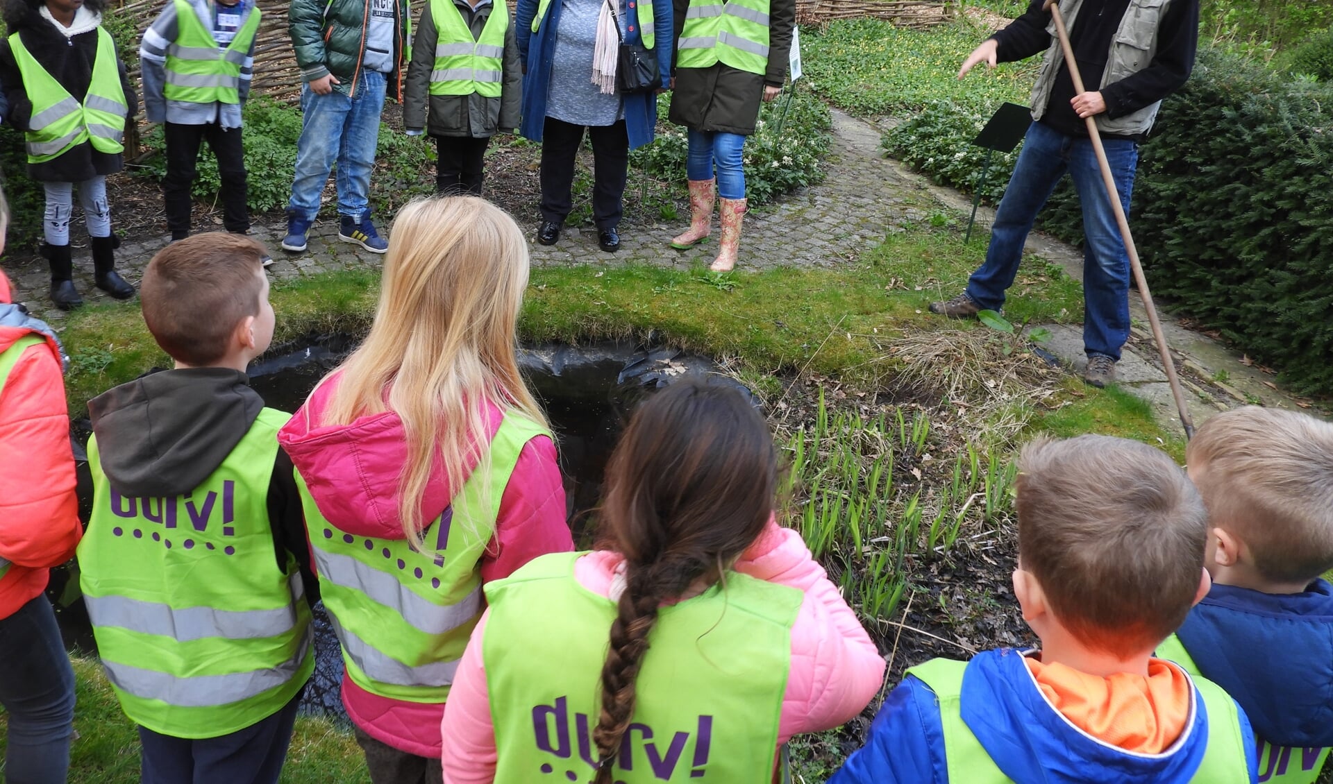Groep 5 van DURV! school Tochtwaard krijgt een rondleiding door de wijktuin aan de Rekerdijk