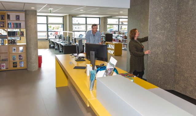 Directeur Ton de Kruyff en medewerkster Tereza de Vries zijn trots op hun nieuwe bibliotheek.