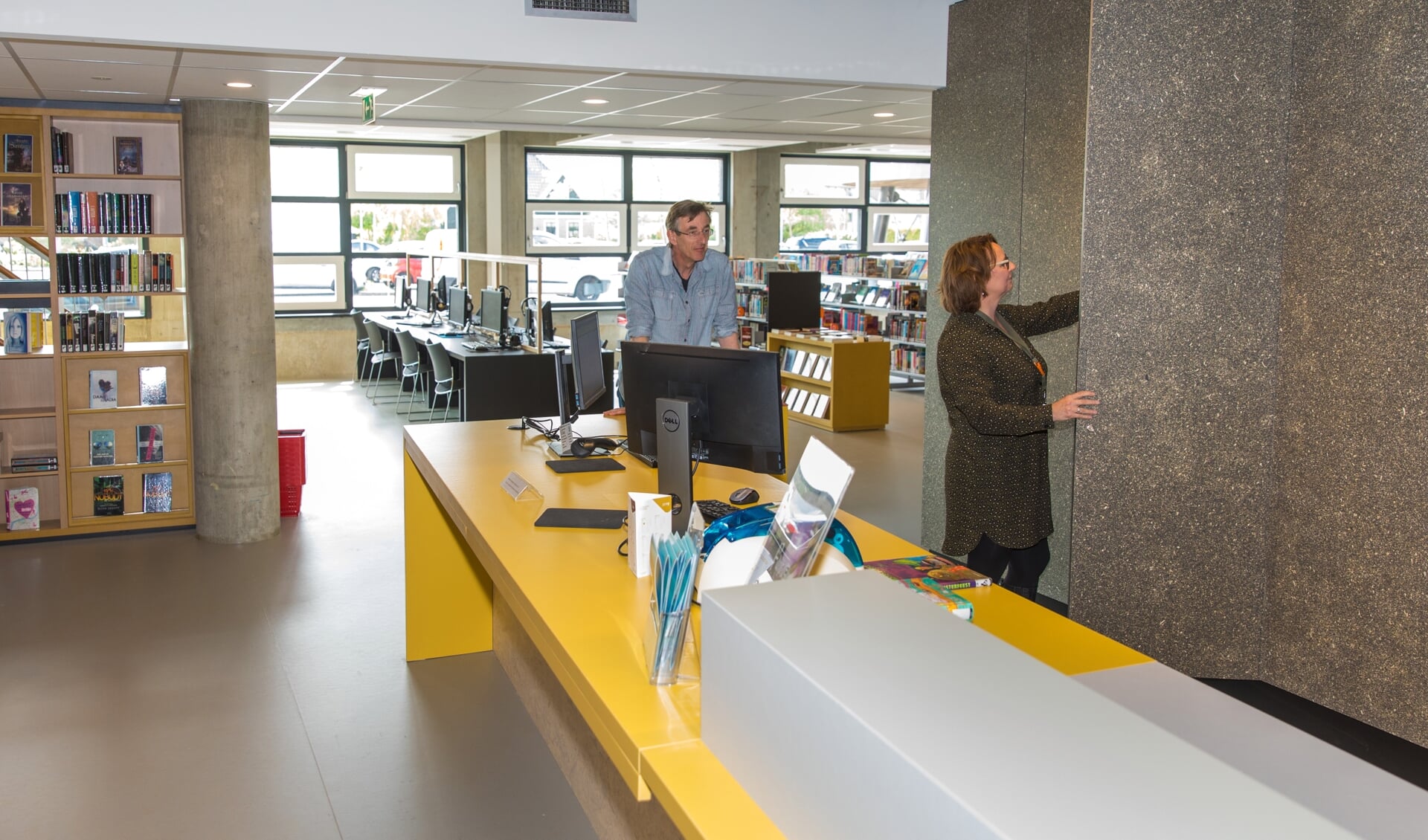 Directeur Ton de Kruyff en medewerkster Tereza de Vries zijn trots op hun nieuwe bibliotheek.