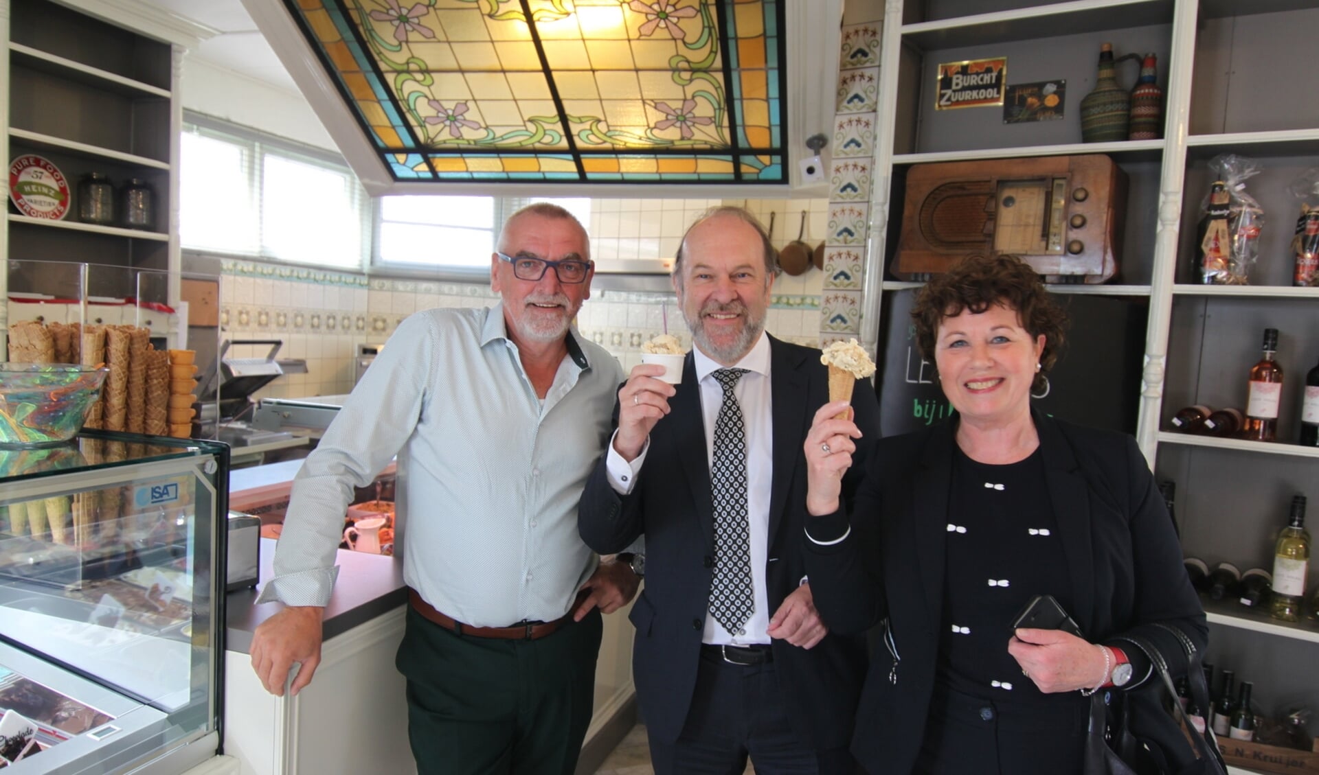 De burgemeesters Blase (midden) en Kompier lieten hun ijsje prima smaken.