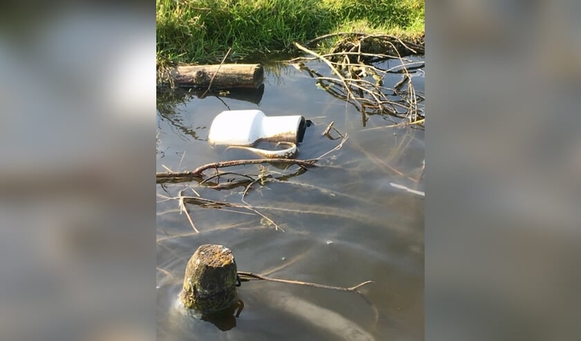 Dit 'kan' natuurlijk echt niet in de sloot liggen. Help mee met De Rijp Schoon.