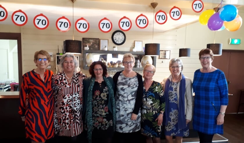 Jubilerend bestuur: v.l.nr.: Loes Munster, Carla Wassenaar, Kathy Schuitemaker, Lida Oudhuis, Tiny Oudhuis, Greet Jonker en Ria Koper.