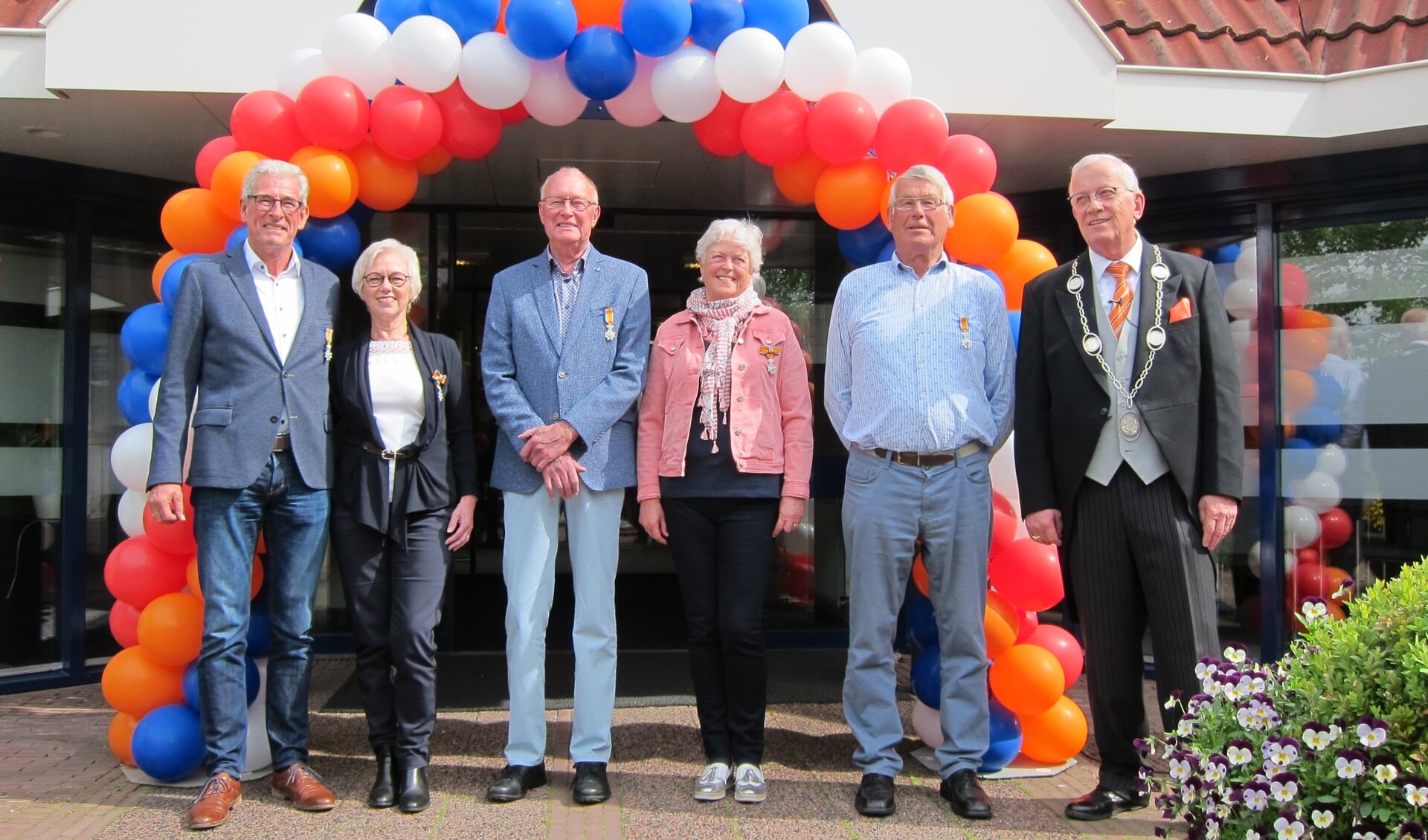 De vijf gedecoreerden en de burgemeester bij het gemeentehuis. Maaike Verlaat staat niet op de foto.