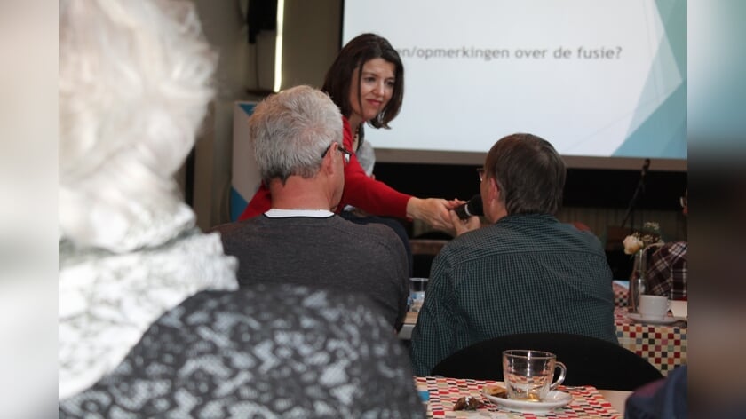 Dagvoorzitter Fanny Bod laat alle aanwezigen aan het woord.