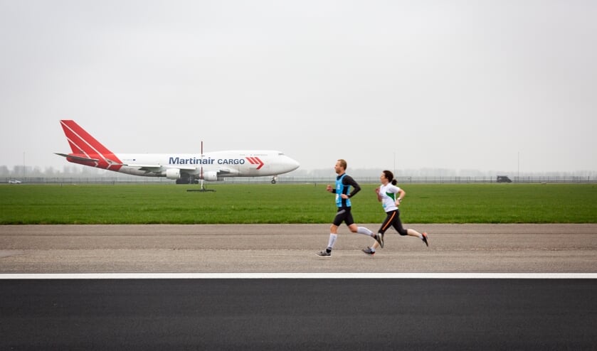 Renners lopen voor de Schipholfonds Run een parcours over de, voor vliegverkeer afgesloten, Zwanenburgbaan.