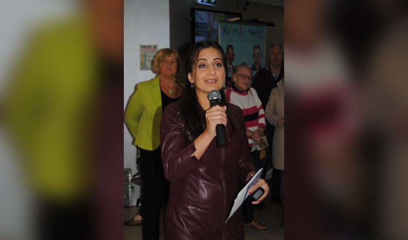 Songül Mutluer opende de seniorenmarkt.