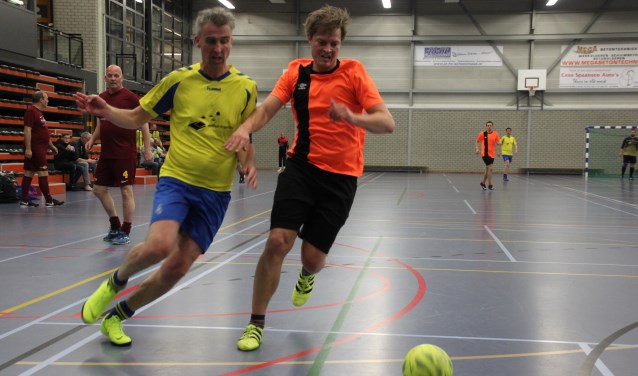 Esdégé-Reigersdaal (in het geel-blauw) versloeg Glazenwassers- en reinigingsbedrijf R. de Hond met 3-1.