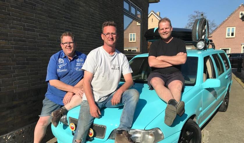 Henry Stroet (l), Frank Vlaar en Patrick Stroet (r) doen mee met de uitdaging Rammelbakkenreis.