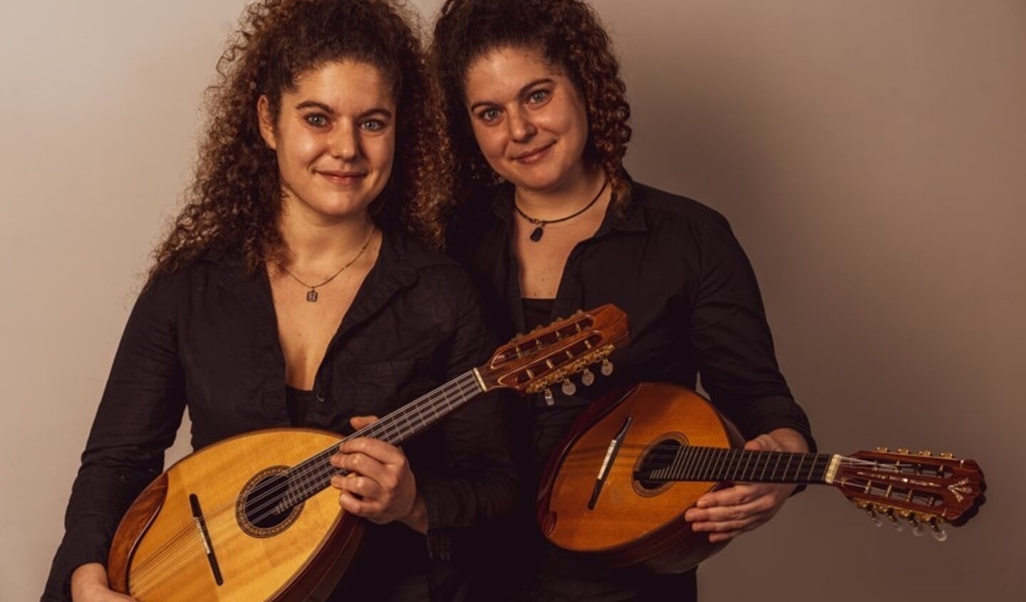 De Griekse zusjes Markatatou zijn virtuoos op de mandoline.