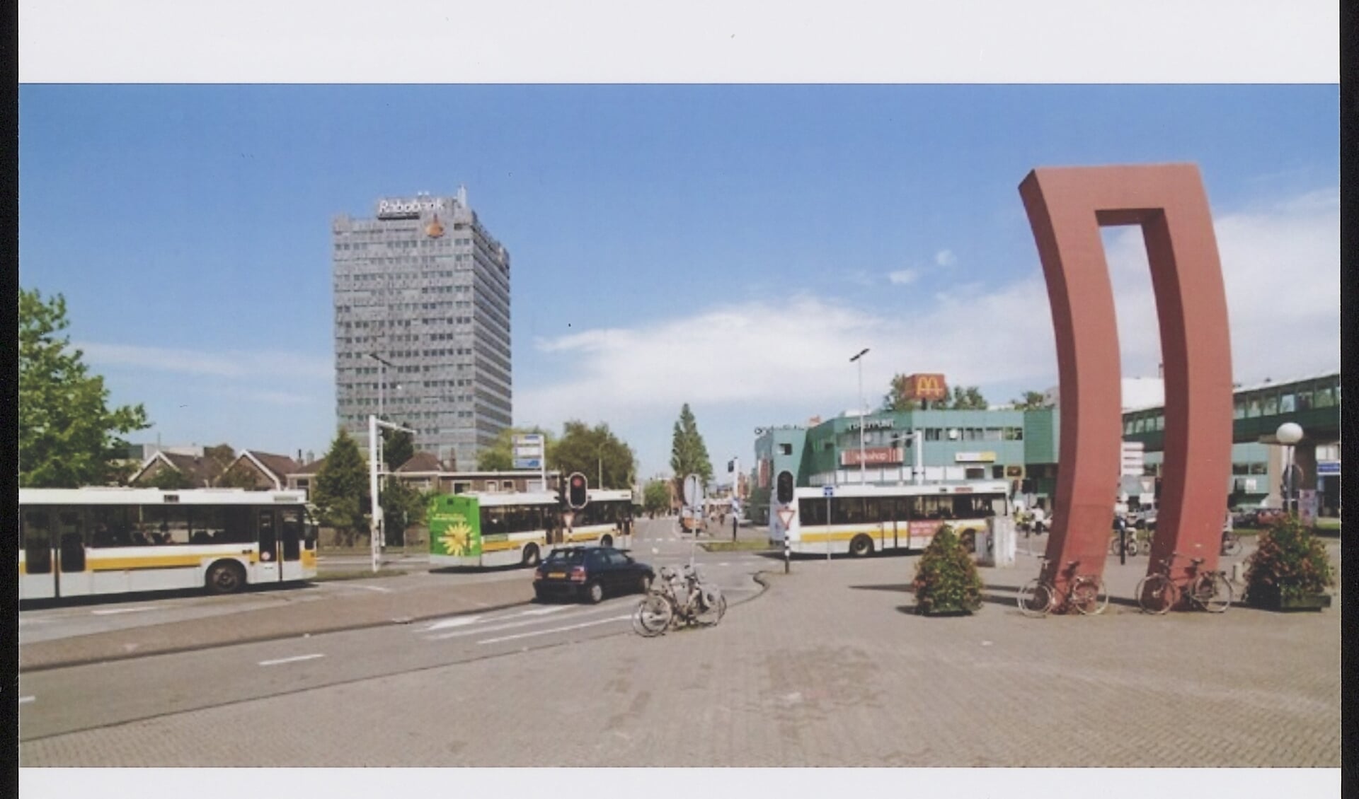 Het kunstwerk van Hans Koetsier, op de foto is goed te zien hoe de stad in tien jaar tijd drastisch is veranderd.