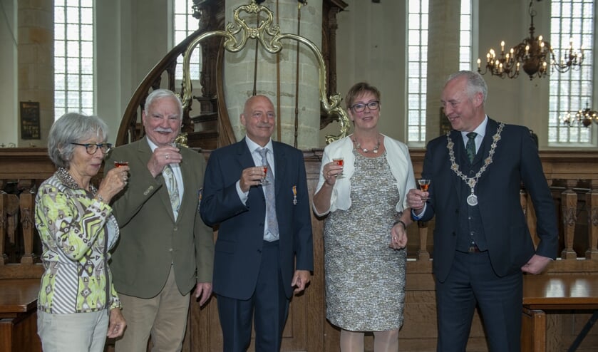 De decorandi met echtgenotes in het gezelschap van burgemeester E. van Zuijlen.