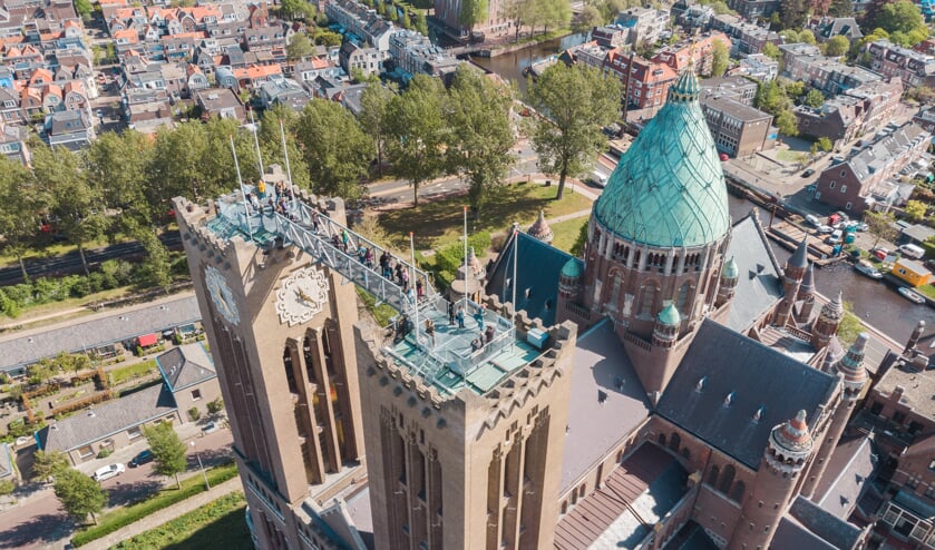 De kathedraal van bovenaf gezien. De brug en het uitzicht trekt vele bezoekers uit de regio.