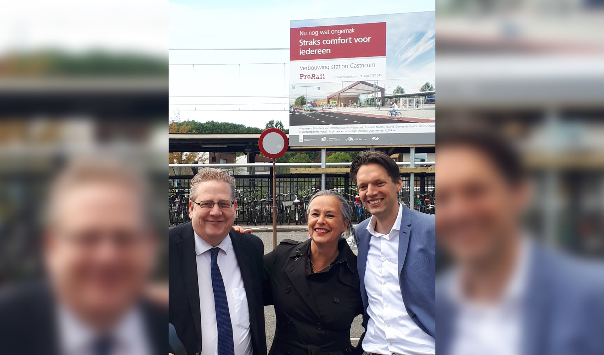 Vertegenwoordigers van ProRail en NS samen met wethouder Slettenhaar van Castricum bij het NS-station.