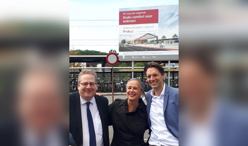 Vertegenwoordigers van ProRail en NS samen met wethouder Slettenhaar van Castricum bij het NS-station.