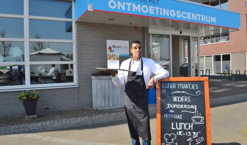 De 19-jarige Litos werkt met veel plezier bij Lunchmaatjes.