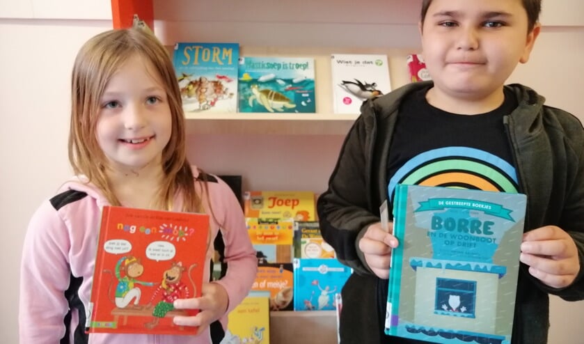 De schoolbiebpas is binnen en daarmee tevens het eerste geleende boek van de nieuwe schoolbibliotheek.