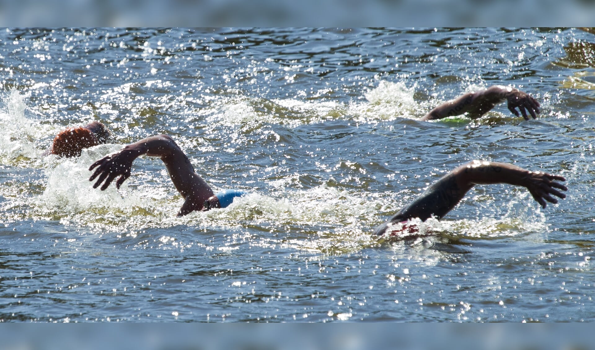 Buiten zwemmen tijdens de Open Water Swim.