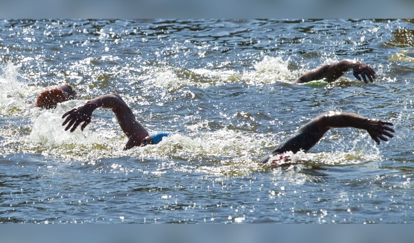 Buiten zwemmen tijdens de Open Water Swim.