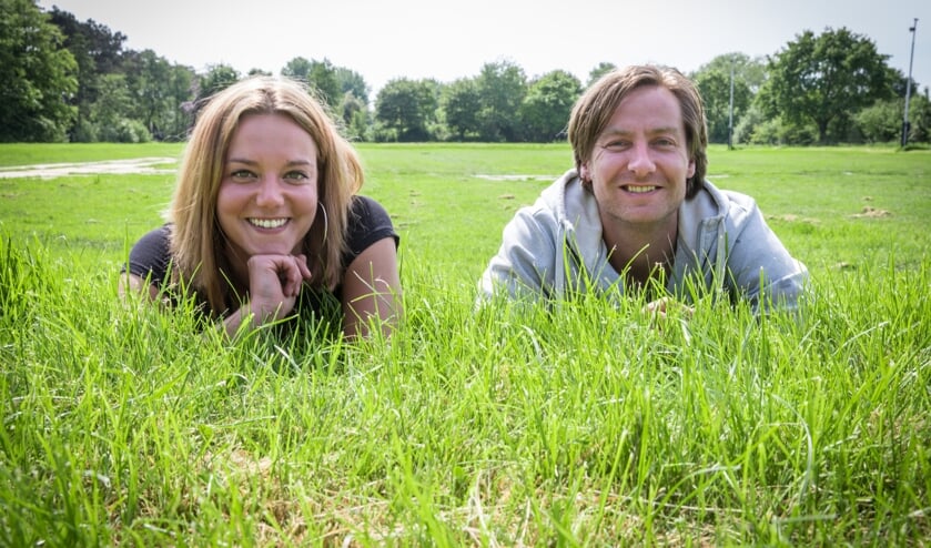 Sam Bennis en Willem-Teun Groen op het terrein van Woodlands, vlak voordat het werd ingericht met podia en tenten. Samen met vijf andere vrijwilligers organiseren ze ook dit jaar weer een mooie editie van Woodlands.
