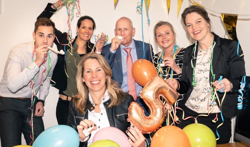 Het vijfjarig bestaan wordt uiteraard gevierd door het team van Hoekstra & Van Eck Heerhugowaard.