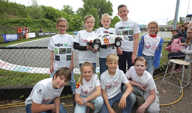 Staand vlnr: Isabella, Senna, Kick, Arseni, Geanina. Gehurkt vlnr: Kylian, Lotte, Petter en Moos.