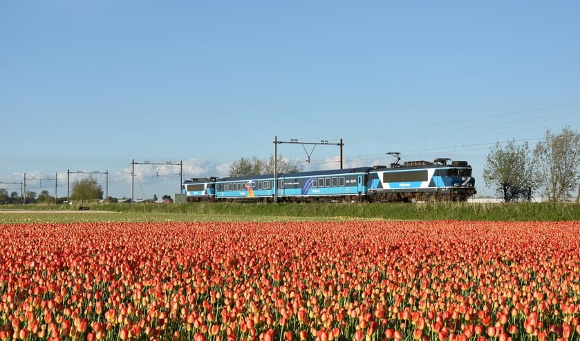 De Dinnertrain raast door mooie landschappen terwijl de gasten smullen van een viergangenmenu,