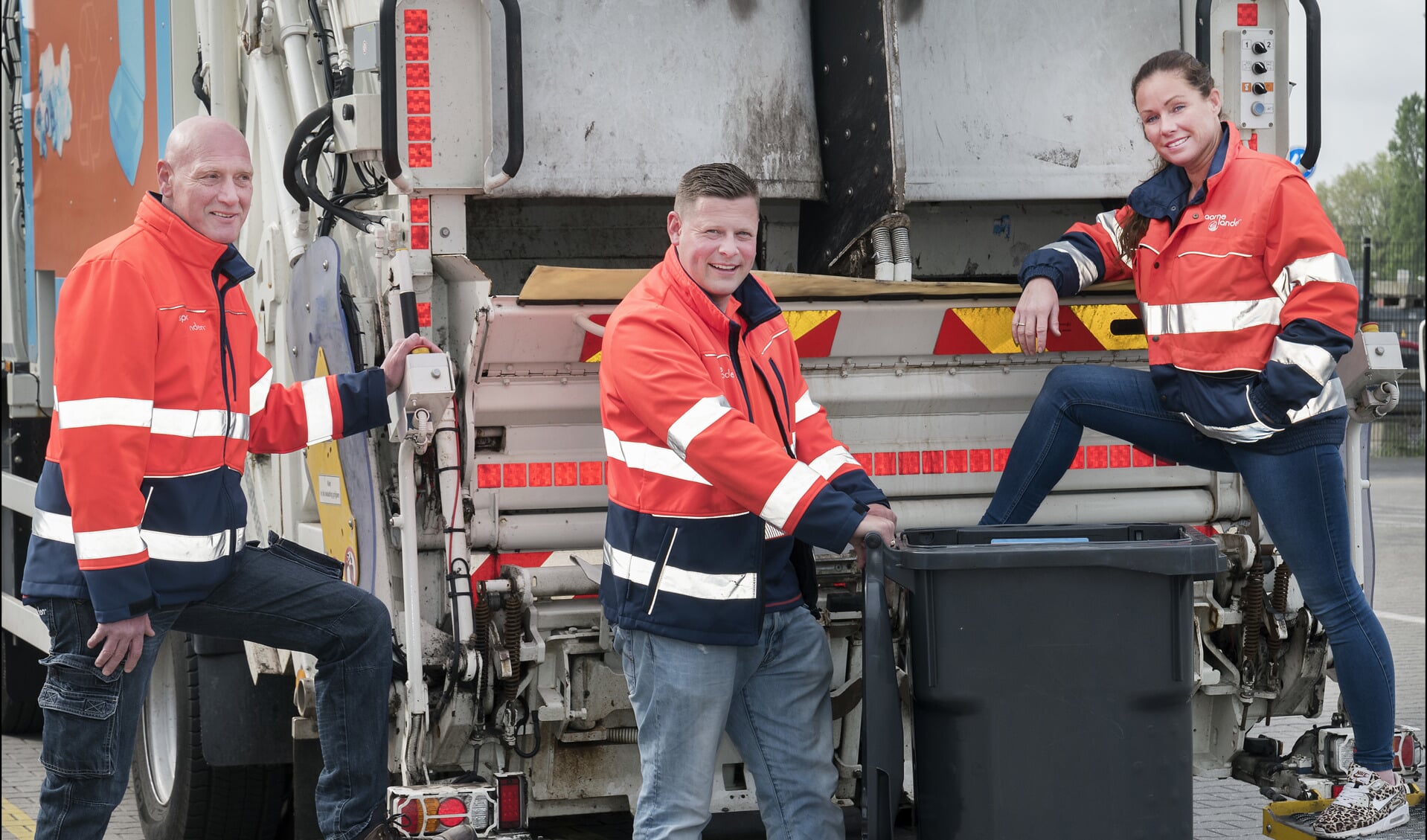 Afvalcoaches van Spaarnelanden Corjan de Winter, Hans Koelemeijer en Jane Veldmeijer bij de speciale inzamelwagen waarmee duocontainers worden geleegd. De afvalcoaches helpen Haarlemmers met afvalscheiding.