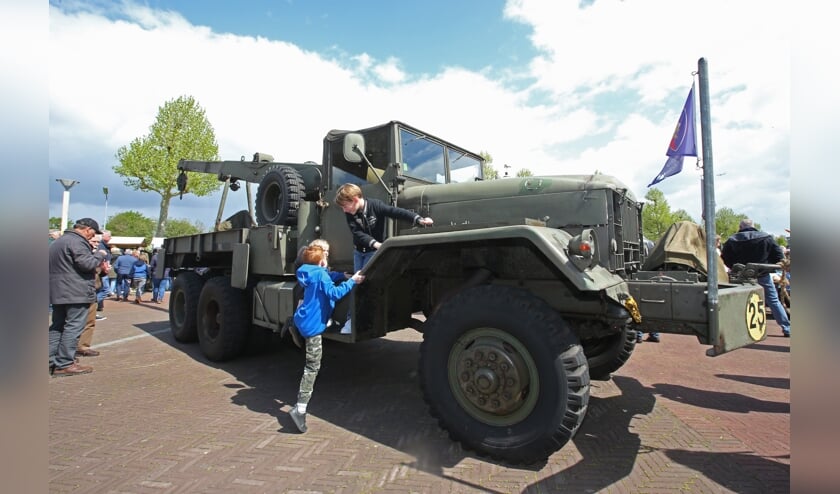 De oude militaire voertuigen die meerijden in de colonne zijn op het Harmonieplein van dichtbij te bekijken.