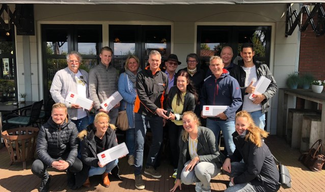 De winnaars gingen bij Spijkerman Eten & Drinken op de foto.