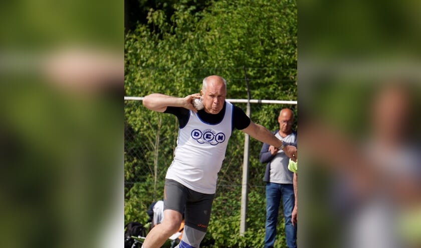 Jack Dekker in actie bij het kogelstoten.