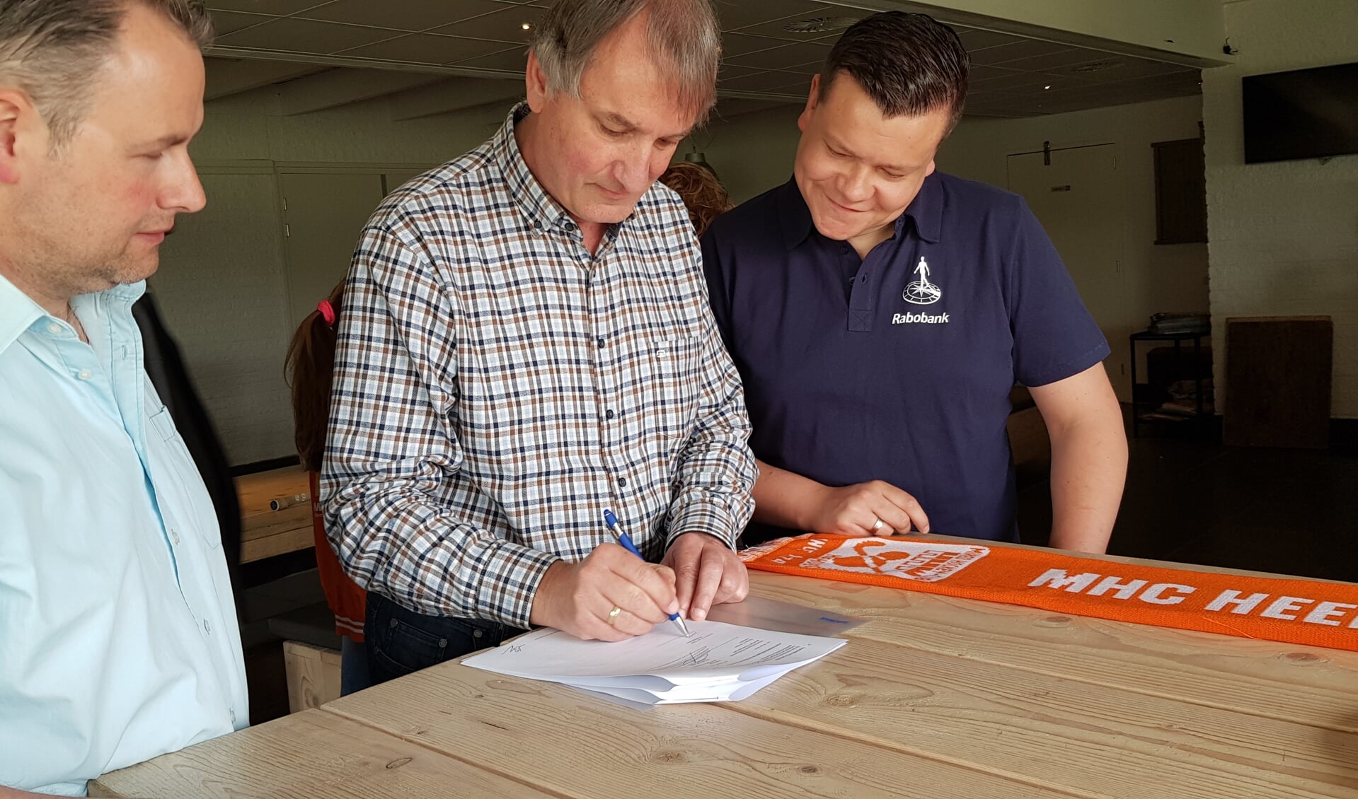 De heren Kramer, In 't Veld en Bakker (vlnr) ondertekenen de nieuwe sponsorovereenkomst.