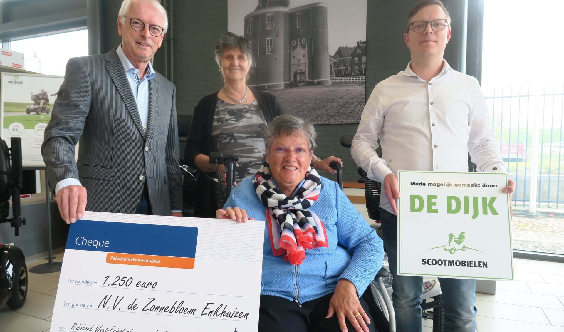 Overhandiging rolstoel. v.l.n.r.: Peter van Staveren, Lia Schuijt, Jeanne Hermans en Nick van Tricht. 