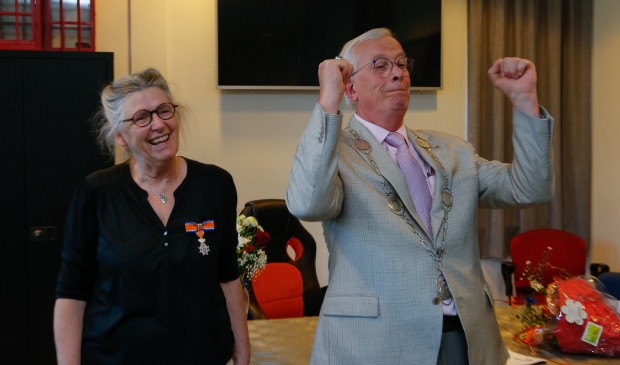 <p>Burgemeester Nijpels houdt wel van een lolletje. Dat ondervond Tanja Nansink.</p>