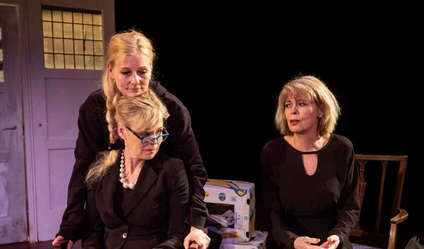 Actrices Lieneke le Roux, Wivineke van Groninge en Margot Dames in 'Je kunt op me rekenen'.