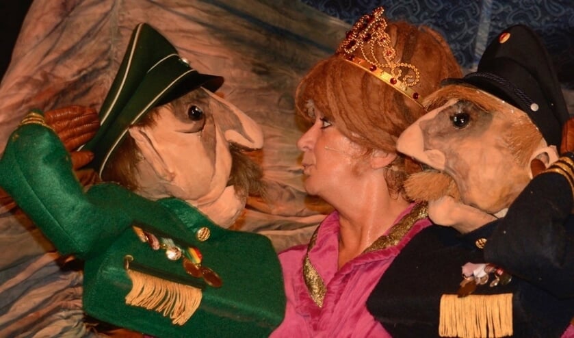 Ila tussen twee van haar poppen.