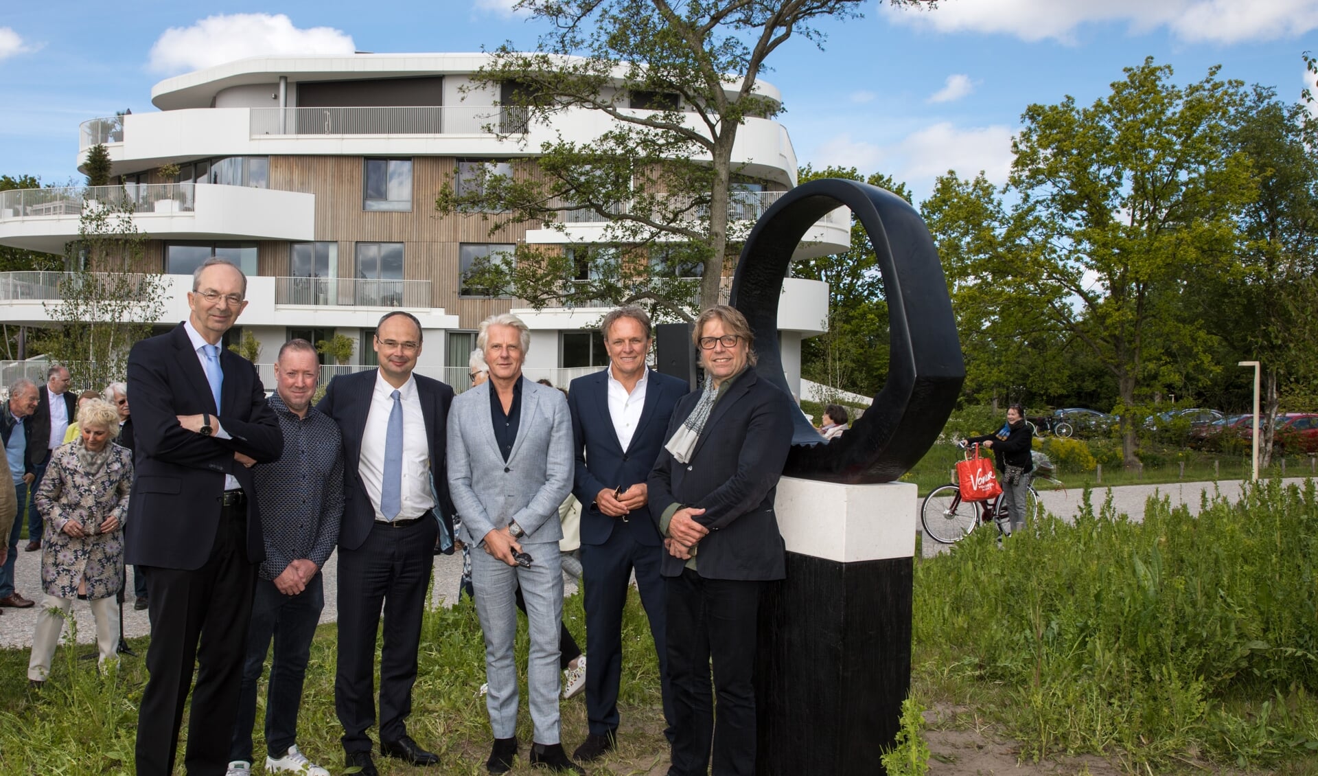 Henk Deen (projectontwikkelaar), Maarten Langeveld (projectontwikkelaar), Reinald Bosman (architect), Gem Bot (directeur Bot Bouw), Bastiaan Smit (makelaar) en bewoner Dick Bouma, naast het beeld 'de cirkel'.
