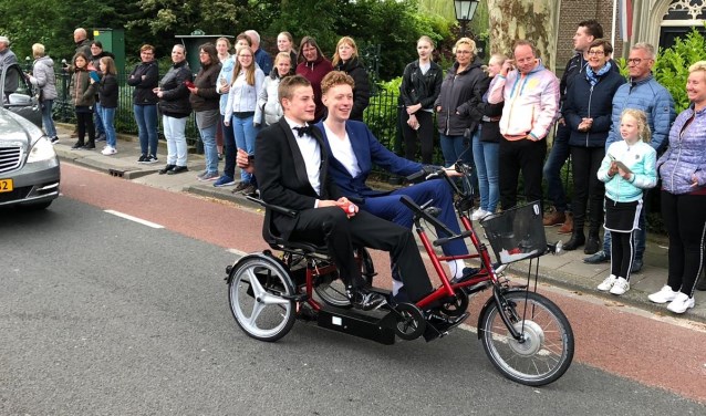 Geheel in stijl reden de leerlingen achter elkaar aan richting het café.