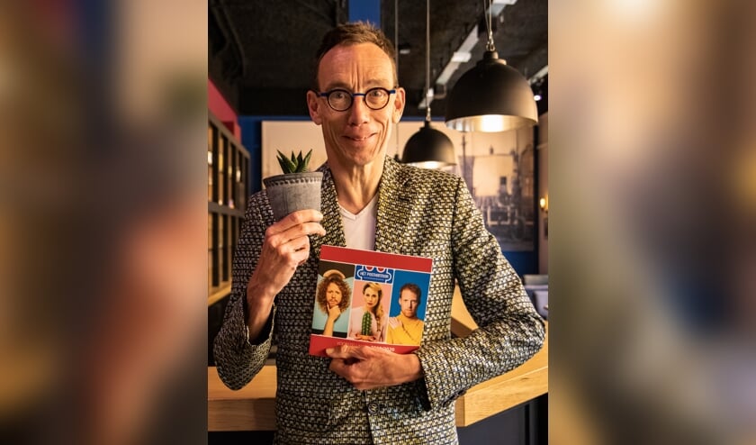 Cabaretier Dolf Jansen toont enthousiast het nieuwe programma van Theater het Postkantoor in Bovenkarspel.
