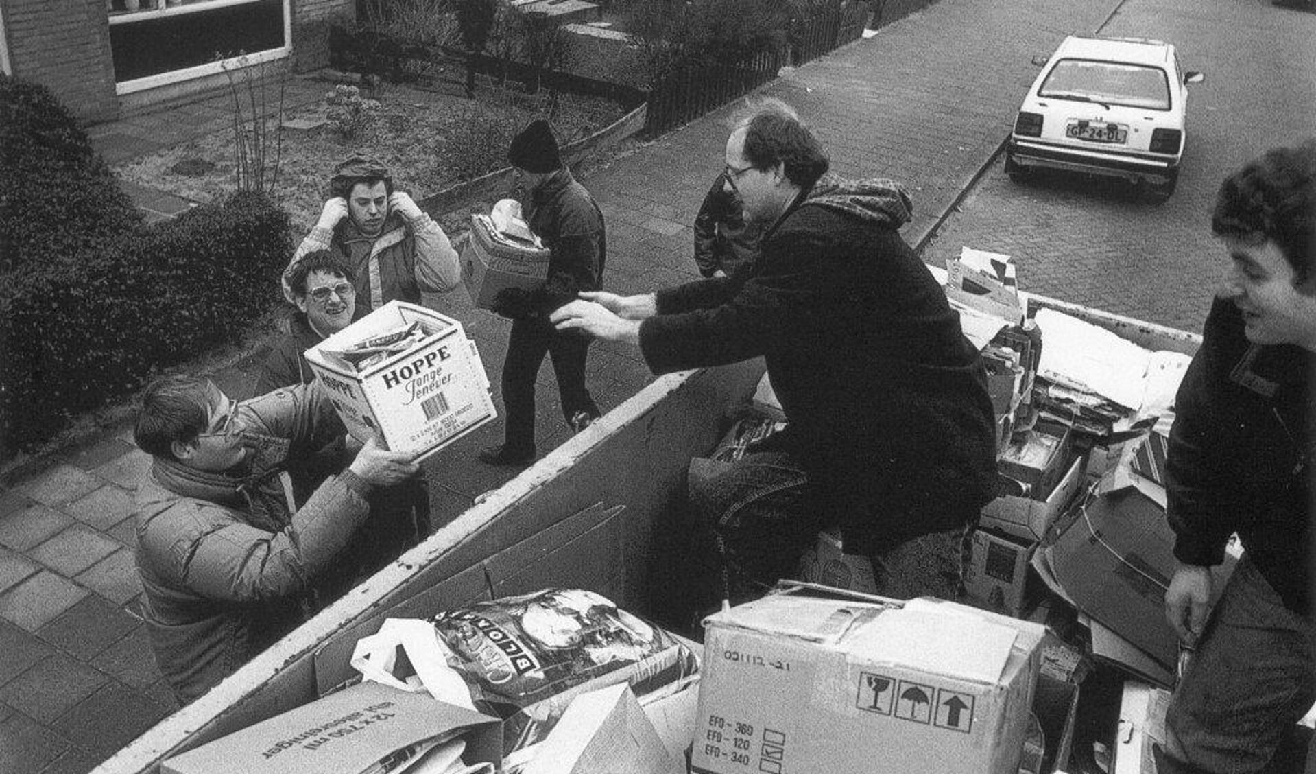 Vrijwilligers van de Zeemeeuw halen papier op in 1992. 