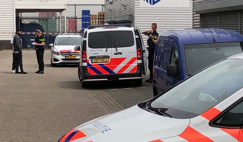 Een agent ondervraagt een persoon.