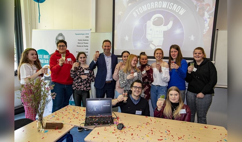 Studenten Nova College pitchen idee voor vrijwilligerswerk voor Karma Factory en CDA Tweede Kamerlid Michel Rog.