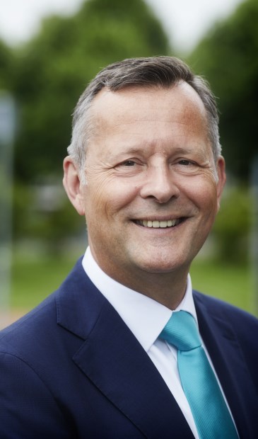 Arthur van Dijk, commissaris van de Koning, bezoekt West-Friesland.