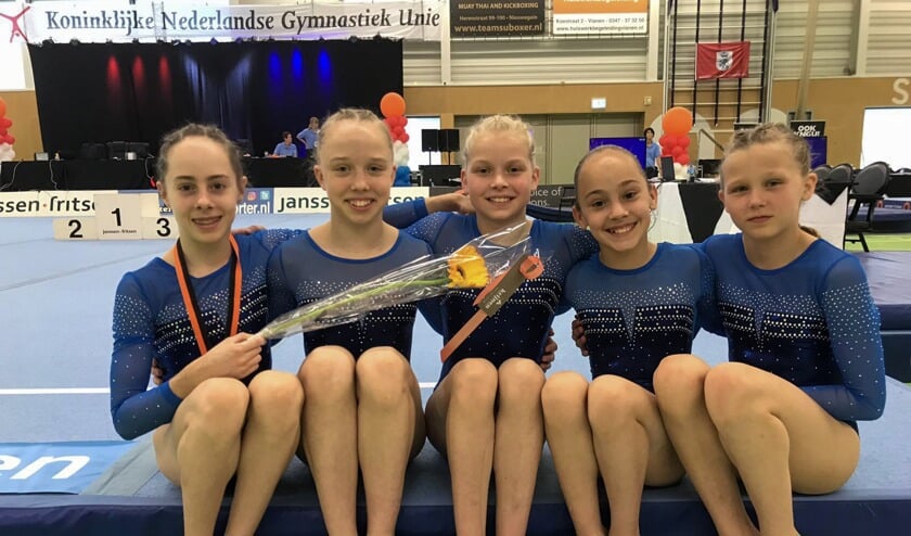 Team TopTurnen Opmeer: v.l.n.r. Mara Slippens, Zoë Voorthuijzen, Sam van der Hilst, Merel Winder en Eva Nieuwenhuizen.